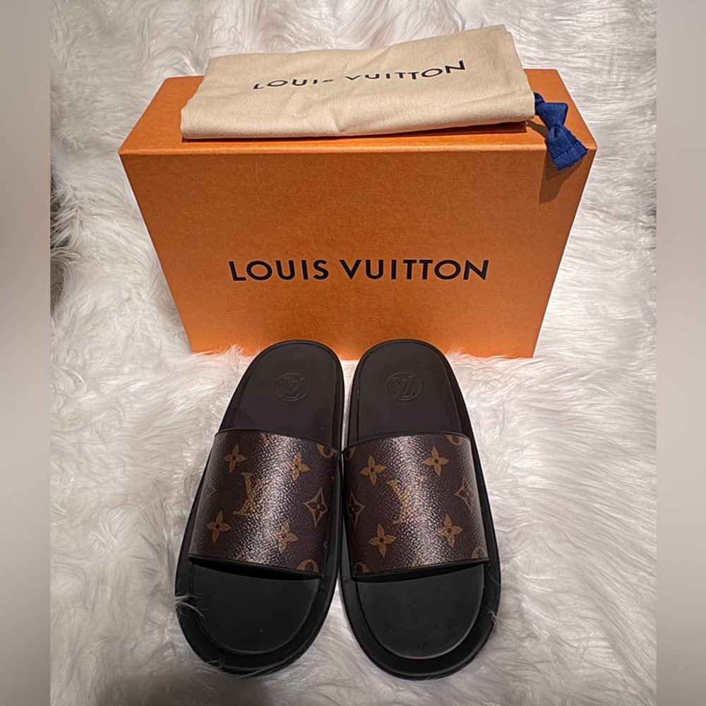 Louis Vuitton Sunbath mule slide. 
Wore a few times only.